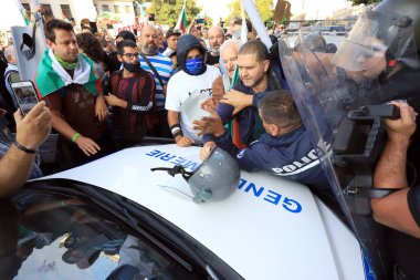 2 Eylül 2020 'de Bulgaristan' ın Sofya kenti: Ağır silahlı polis tarafından engellenen parlamento binası (Ulusal Meclis) önünde halk hükümeti protesto etti