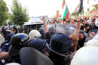 2 Eylül 2020 'de Bulgaristan' ın Sofya kenti: Ağır silahlı polis tarafından engellenen parlamento binası (Ulusal Meclis) önünde halk hükümeti protesto etti
