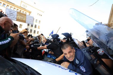 2 Eylül 2020 'de Bulgaristan' ın Sofya kenti: Ağır silahlı polis tarafından engellenen parlamento binası (Ulusal Meclis) önünde halk hükümeti protesto etti
