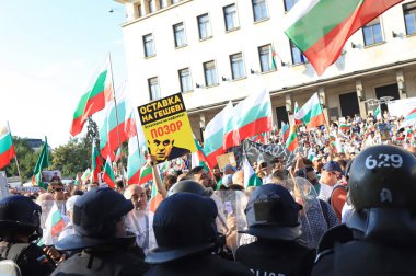 2 Eylül 2020 'de Bulgaristan' ın Sofya kenti: Ağır silahlı polis tarafından engellenen parlamento binası (Ulusal Meclis) önünde halk hükümeti protesto etti