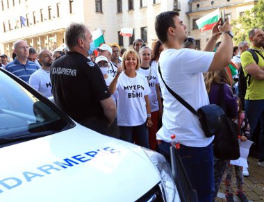Bulgaristan 'ın Sofya kenti 2 Eylül 2020: Ağır silahlı polis tarafından engellenen parlamento binası (Ulusal Meclis) önünde halk hükümeti protesto ediyor. Maya Manolova