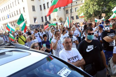 2 Eylül 2020 'de Bulgaristan' ın Sofya kenti: Ağır silahlı polis tarafından engellenen parlamento binası (Ulusal Meclis) önünde halk ve çocuklar hükümeti protesto ettiler