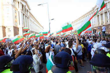 2 Eylül 2020 'de Bulgaristan' ın Sofya kenti: Ağır silahlı polis tarafından engellenen parlamento binası (Ulusal Meclis) önünde halk hükümeti protesto etti