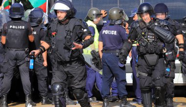 2 Eylül 2020 'de Bulgaristan' ın Sofya kenti: Ağır silahlı polis memurları, hükümet karşıtı protestoculardan biber gazı şişeleri ve çiçekler püskürtüyor