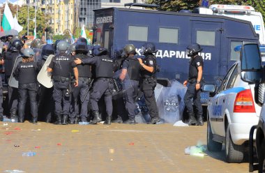 2 Eylül 2020 'de Bulgaristan' ın Sofya kenti: Ağır silahlı polis tarafından engellenen parlamento binası (Ulusal Meclis) önünde halk hükümeti protesto etti