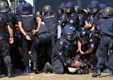 Bulgaristan 'ın Sofya kenti 2 Eylül 2020: Halk, ağır silahlı polislerin sürükleyip tutukladığı Parlamento binası (Ulusal Meclis) önünde hükümeti protesto ediyor. Polis terörü