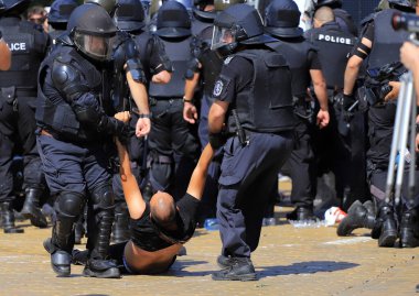 Bulgaristan 'ın Sofya kenti 2 Eylül 2020: Halk, ağır silahlı polislerin sürükleyip tutukladığı Parlamento binası (Ulusal Meclis) önünde hükümeti protesto ediyor. Polis terörü