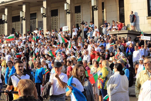 2 Eylül 2020 'de Bulgaristan' ın Sofya kenti: Ağır silahlı polis tarafından engellenen parlamento binası (Ulusal Meclis) önünde halk hükümeti protesto etti