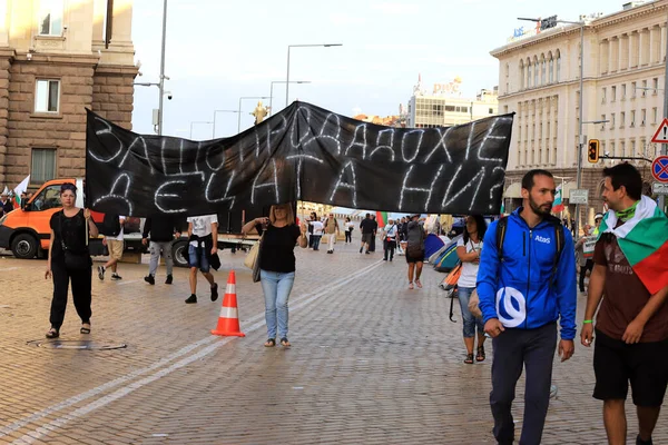 2 Eylül 2020 'de Bulgaristan' ın Sofya kenti: Ağır silahlı polis tarafından engellenen parlamento binası (Ulusal Meclis) önünde halk hükümeti protesto etti