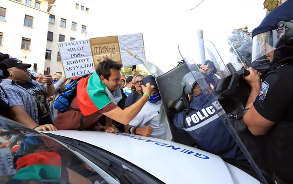 2 Eylül 2020 'de Bulgaristan' ın Sofya kenti: Ağır silahlı polis tarafından engellenen parlamento binası (Ulusal Meclis) önünde halk hükümeti protesto etti