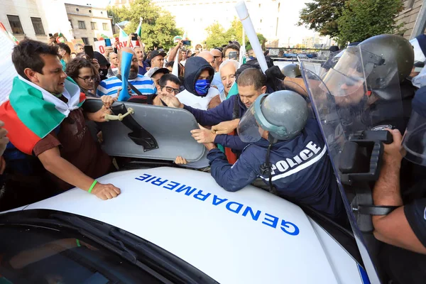 2 Eylül 2020 'de Bulgaristan' ın Sofya kenti: Ağır silahlı polis tarafından engellenen parlamento binası (Ulusal Meclis) önünde halk hükümeti protesto etti
