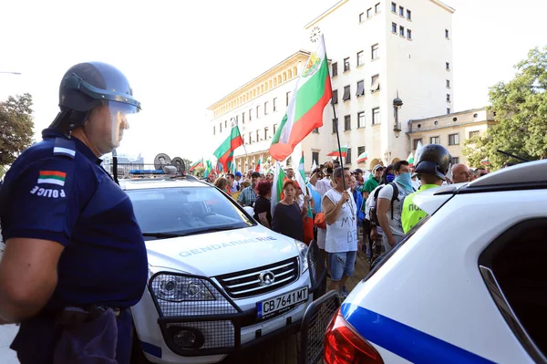 2 Eylül 2020 'de Bulgaristan' ın Sofya kenti: Halk, çok şişman bir polis memurunun nöbeti üzerine parlamento binası (Ulusal Meclis) önünde hükümeti protesto etti