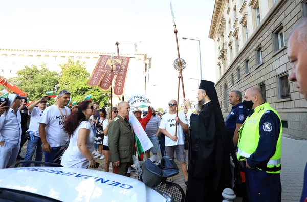 2 Eylül 2020 'de Bulgaristan' ın Sofya kenti: Ağır silahlı polis tarafından engellenen parlamento binası (Ulusal Meclis) önünde halk hükümeti protesto etti