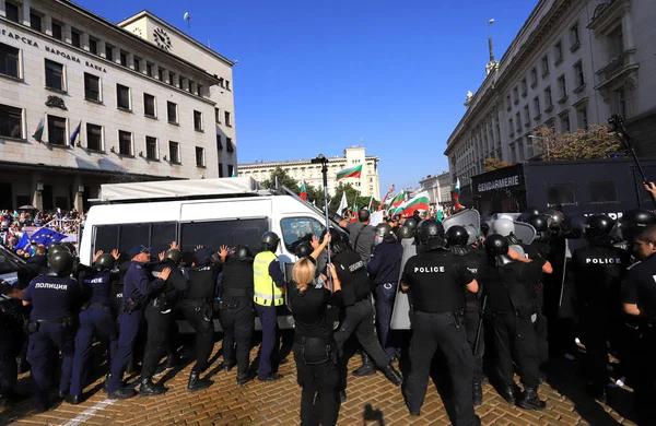 2 Eylül 2020 'de Bulgaristan' ın Sofya kenti: Ağır silahlı polis tarafından engellenen parlamento binası (Ulusal Meclis) önünde halk hükümeti protesto etti
