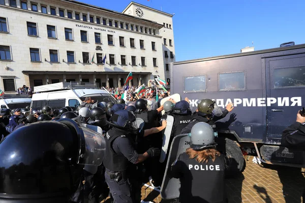 2 Eylül 2020 'de Bulgaristan' ın Sofya kenti: Ağır silahlı polis tarafından engellenen parlamento binası (Ulusal Meclis) önünde halk hükümeti protesto etti