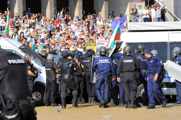 2 Eylül 2020 'de Bulgaristan' ın Sofya kenti: Ağır silahlı polis tarafından engellenen parlamento binası (Ulusal Meclis) önünde halk hükümeti protesto etti