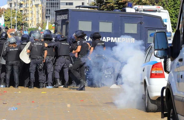 2 Eylül 2020 'de Bulgaristan' ın Sofya kenti: Ağır silahlı polis tarafından engellenen parlamento binası (Ulusal Meclis) önünde halk hükümeti protesto etti