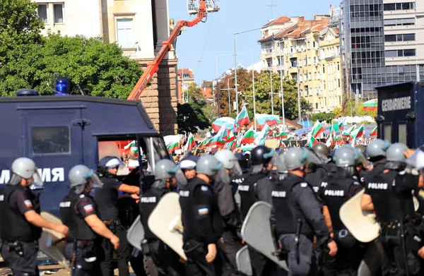 2 Eylül 2020 'de Bulgaristan' ın Sofya kenti: Ağır silahlı polis tarafından engellenen parlamento binası (Ulusal Meclis) önünde halk hükümeti protesto etti