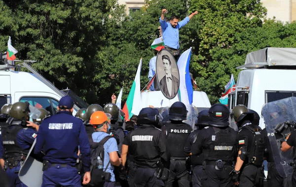 2 Eylül 2020 'de Bulgaristan' ın Sofya kenti: Ağır silahlı polis tarafından engellenen parlamento binası (Ulusal Meclis) önünde halk hükümeti protesto etti