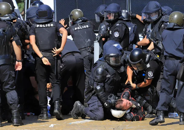Bulgaristan 'ın Sofya kenti 2 Eylül 2020: Halk, ağır silahlı polislerin sürükleyip tutukladığı Parlamento binası (Ulusal Meclis) önünde hükümeti protesto ediyor. Polis terörü