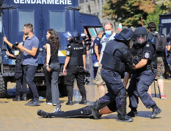 Bulgaristan 'ın Sofya kenti 2 Eylül 2020: Halk, ağır silahlı polislerin sürükleyip tutukladığı Parlamento binası (Ulusal Meclis) önünde hükümeti protesto ediyor. Polis terörü