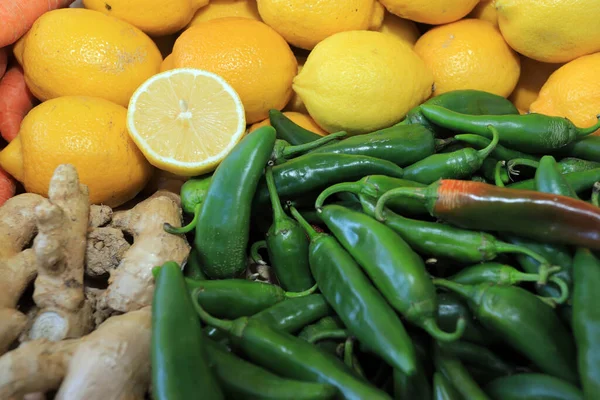 Лимоны Зеленый Острый Перец Чили Имбирь — стоковое фото