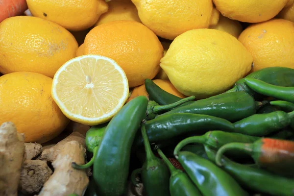 Лимоны Зеленый Острый Перец Чили Имбирь — стоковое фото