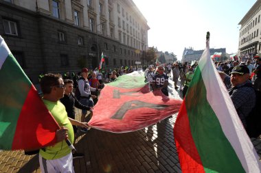 10 Eylül, Sofya, Bulgaristan: Mafya, hükümet ve Başsavcı İvan Geshev 'e karşı düzenlenen 64. protesto günü. İnsanlar kurumların önündeki Bulgar bayrağını açıyor.