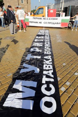10 Eylül, Sofya, Bulgaristan: Mafya, hükümet ve Başsavcı İvan Geshev 'e karşı düzenlenen 64. protesto günü. İnsanlar kurumların önündeki Bulgar bayrağını açıyor.