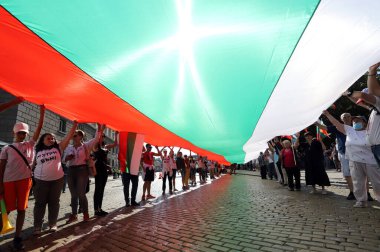 10 Eylül, Sofya, Bulgaristan: Mafya, hükümet ve Başsavcı İvan Geshev 'e karşı düzenlenen 64. protesto günü. İnsanlar kurumların önündeki Bulgar bayrağını açıyor.