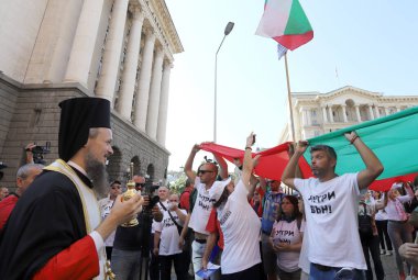 10 Eylül, Sofya, Bulgaristan: Mafya, hükümet ve Başsavcı İvan Geshev 'e karşı düzenlenen 64. protesto günü. İnsanlar kurumların önündeki Bulgar bayrağını açıyor.