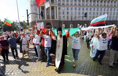 10 Eylül, Sofya, Bulgaristan: Mafya, hükümet ve Başsavcı İvan Geshev 'e karşı düzenlenen 64. protesto günü. İnsanlar kurumların önündeki Bulgar bayrağını açıyor.