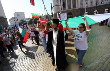 10 Eylül, Sofya, Bulgaristan: Mafya, hükümet ve Başsavcı İvan Geshev 'e karşı düzenlenen 64. protesto günü. İnsanlar kurumların önündeki Bulgar bayrağını açıyor.