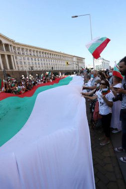 10 Eylül, Sofya, Bulgaristan: Mafya, hükümet ve Başsavcı İvan Geshev 'e karşı düzenlenen 64. protesto günü. İnsanlar kurumların önündeki Bulgar bayrağını açıyor.