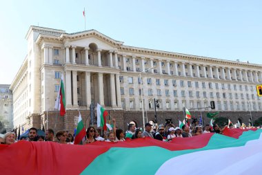 10 Eylül, Sofya, Bulgaristan: Mafya, hükümet ve Başsavcı İvan Geshev 'e karşı düzenlenen 64. protesto günü. İnsanlar kurumların önündeki Bulgar bayrağını açıyor.