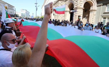 10 Eylül, Sofya, Bulgaristan: Mafya, hükümet ve Başsavcı İvan Geshev 'e karşı düzenlenen 64. protesto günü. İnsanlar kurumların önündeki Bulgar bayrağını açıyor.