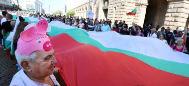 10 Eylül, Sofya, Bulgaristan: Mafya, hükümet ve Başsavcı İvan Geshev 'e karşı düzenlenen 64. protesto günü. İnsanlar kurumların önündeki Bulgar bayrağını açıyor.