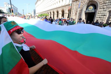 10 Eylül, Sofya, Bulgaristan: Mafya, hükümet ve Başsavcı İvan Geshev 'e karşı düzenlenen 64. protesto günü. İnsanlar kurumların önündeki Bulgar bayrağını açıyor.
