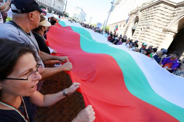 10 Eylül, Sofya, Bulgaristan: Mafya, hükümet ve Başsavcı İvan Geshev 'e karşı düzenlenen 64. protesto günü. İnsanlar kurumların önündeki Bulgar bayrağını açıyor.