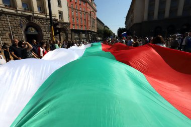 10 Eylül, Sofya, Bulgaristan: Mafya, hükümet ve Başsavcı İvan Geshev 'e karşı düzenlenen 64. protesto günü. İnsanlar kurumların önündeki Bulgar bayrağını açıyor.