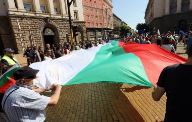 10 Eylül, Sofya, Bulgaristan: Mafya, hükümet ve Başsavcı İvan Geshev 'e karşı düzenlenen 64. protesto günü. İnsanlar kurumların önündeki Bulgar bayrağını açıyor.