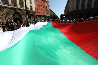 10 Eylül, Sofya, Bulgaristan: Mafya, hükümet ve Başsavcı İvan Geshev 'e karşı düzenlenen 64. protesto günü. İnsanlar kurumların önündeki Bulgar bayrağını açıyor.