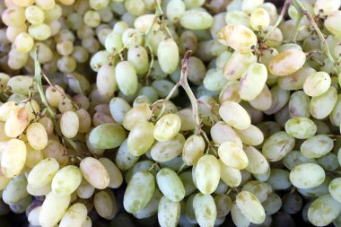 Gündüz pazarda organik beyaz üzümler