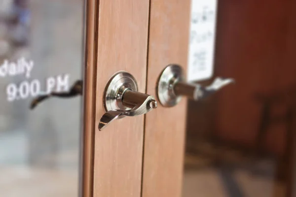 ワードローブのドア ストック フォトの金属製のドア ハンドル — ストック写真