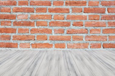 Ahşap masa veya tezgahın tuğla duvar üzerine üst. Ürün görüntüleme için