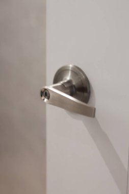 Doğal ahşap kapı kolunda modern tarz kapı kolu.