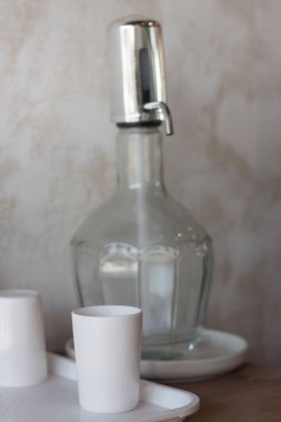 Kahve dükkanında servis için içme suyu