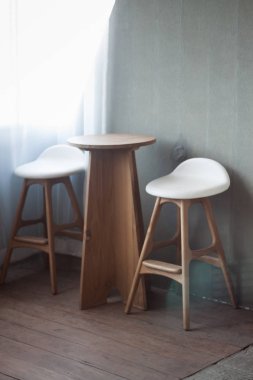 Boş beton arka plan ile şık sandalyeler