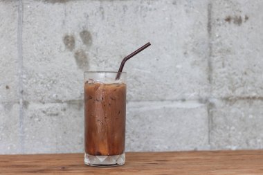 Ahşap masada buzlu kahve.