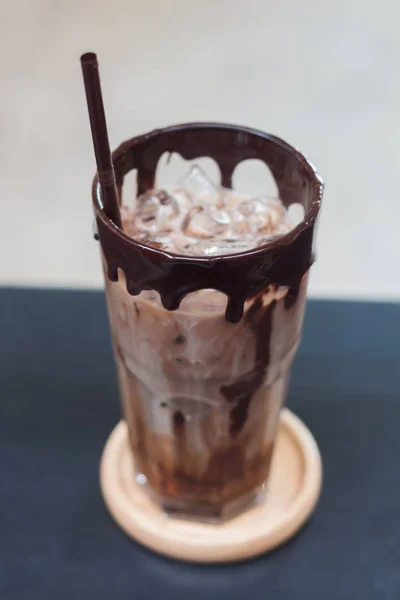 Кофе со льдом на деревянном столе — стоковое фото